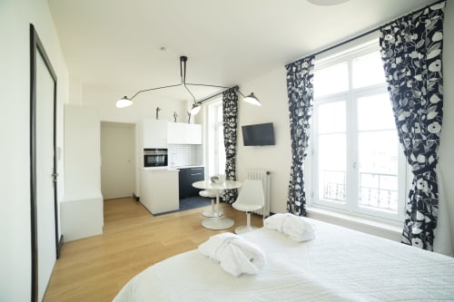 Studio moderne à Gare Godillot à Saint-Ouen-sur-Seine avec lit, kitchenette, TV et rideaux fleuris