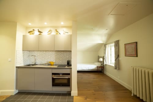 Studio 303 à la Gare Godillot B&B à Saint-Ouen-sur-Seine : cuisine ouverte et chambre avec mobilier crème, style géométrique