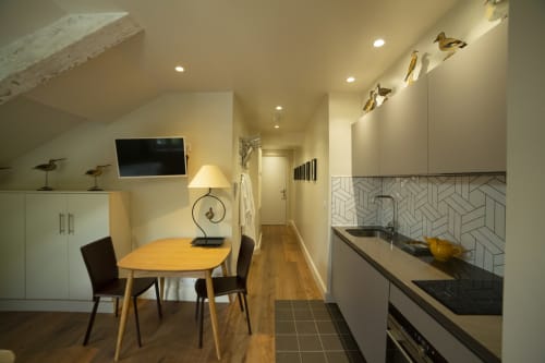 Apartement Studio 303 à l'hôtel boutique Gare Godillot à Saint-Ouen-sur-Seine avec cuisine moderne, salle à manger et séjour