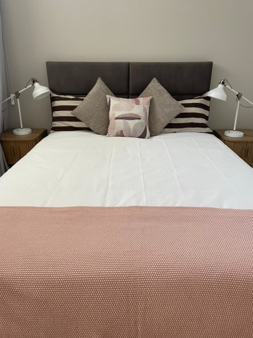 Quarto moderno na Vila Sotto Mayor em Figueira da Foz com cabeceira cinzenta, roupa de cama branca e candeeiros de cabeceira