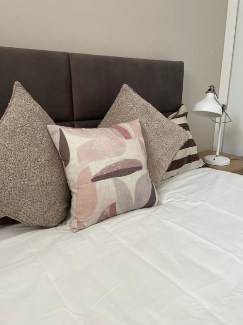 Quarto aconchegante da Vila Sotto Mayor com roupa de cama neutra, almofadas decorativas e luminária moderna no apartamento de Figueira da Foz