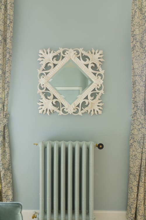 Studio élégant 304 à la Gare Godillot BnB avec miroir blanc orné, radiateur et rideaux à motifs