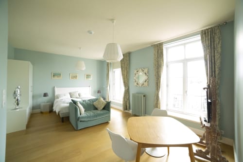 Studio 304 à la Gare Godillot B&B à Saint-Ouen-sur-Seine avec une chambre lumineuse aux murs turquoise et mobilier moderne