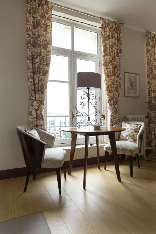 Élégant studio à Gare Godillot avec vue sur la ville, mobilier d'époque, rideaux ornés et table ronde