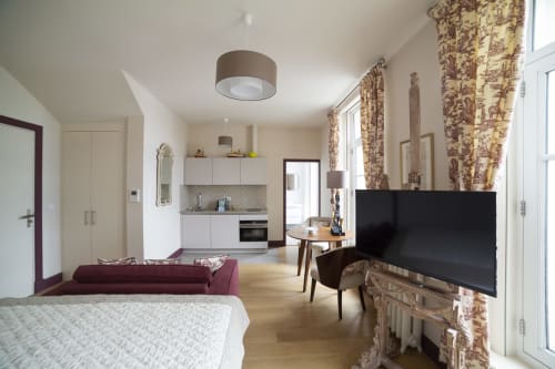 Studio 305 à la Gare Godillot BnB à Saint-Ouen-sur-Seine : appartement moderne avec lit, TV, cuisine et vue sur la ville