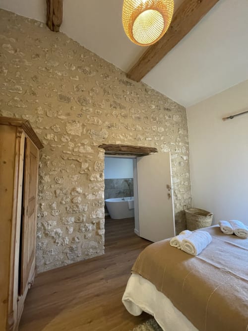 Chambre rustique en pierre avec salle de bain attenante au Domaine Maison Girardon, Drôme, France