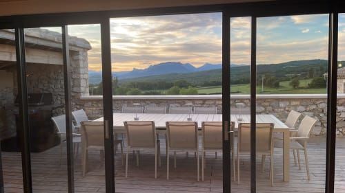 Terrasse de restaurant avec vue sur les montagnes au Domaine Maison Girardon, Drôme, France