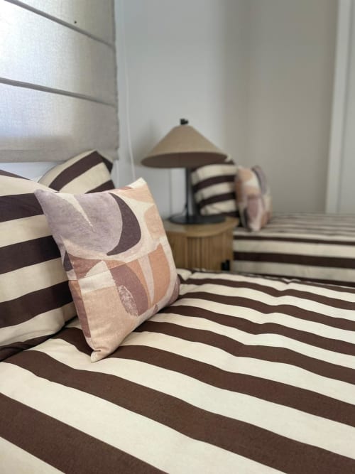 Quarto da Casa Ninho, Vila Sotto Mayor, com cama de roupa listrada e decoração moderna em Figueira da Foz