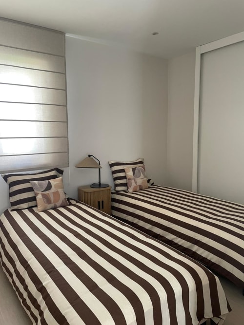 Quarto Casa Ninho na Vila Sotto Mayor, Figueira da Foz, com camas geminadas de roupa de cama listrada e amenidades modernas