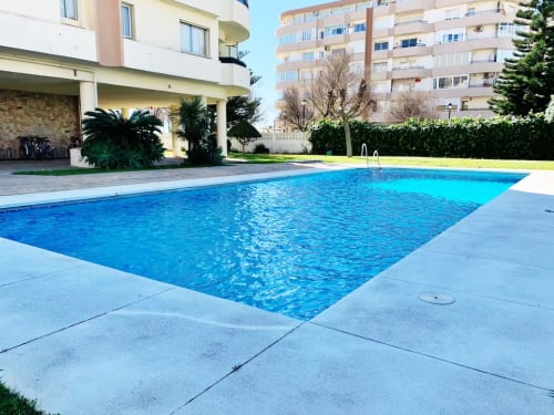 Luminoso apartamento frente al mar en Fuengirola con piscina, zona de descanso, edificio moderno y ambiente mediterráneo