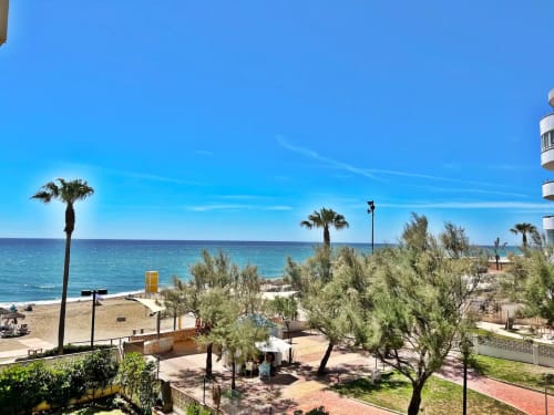 Apartamento en primera línea de playa en Fuengirola con vistas al mar Mediterráneo, palmeras y acceso directo a la playa