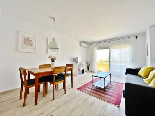 Luminoso apartamento frente a playa en Fuengirola con comedor, salón y vistas desde balcón