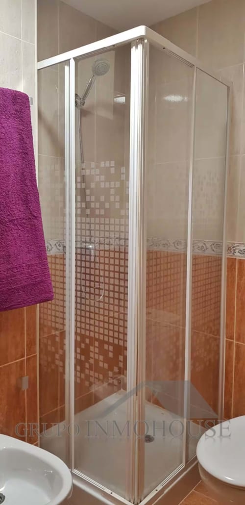 Moderna cabina de ducha con marco blanco en Ático del sol, Fuengirola por Grupo Inmo House