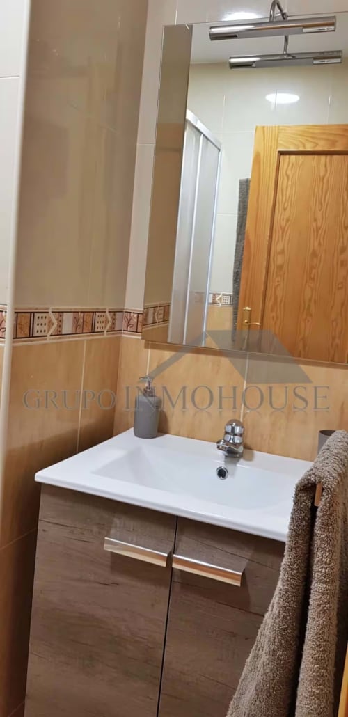 Moderno lavamanos con espejo en apartamento Ático del sol de Grupo Inmo House, Fuengirola