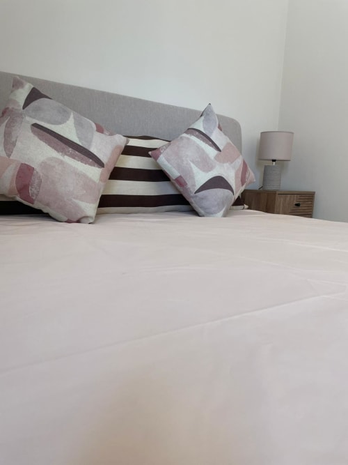 Quarto aconchegante com almofadas estampadas na Vila Sotto Mayor, apartamento à beira-mar em Figueira da Foz