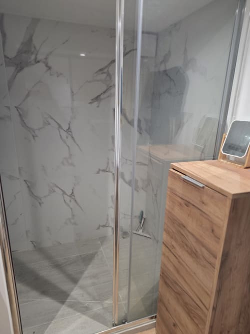 Salle de douche moderne aux parois effet marbre, Villa Kahlo Omaha Beach, Colleville-sur-Mer