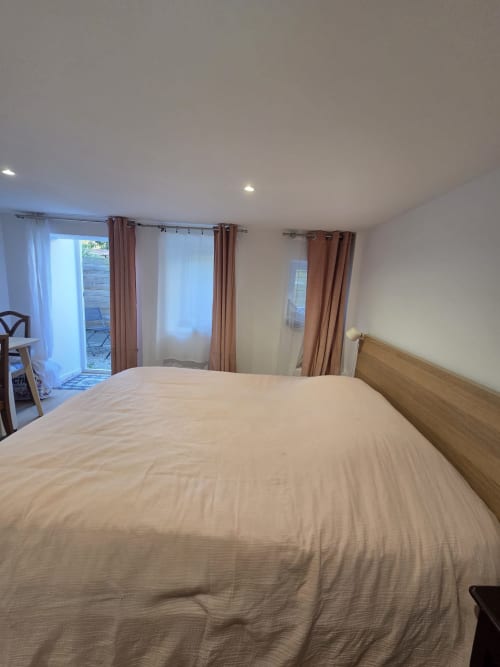 Chambre spacieuse de la Villa Kahlo à Colleville sur Mer avec lit queen et portes-fenêtres