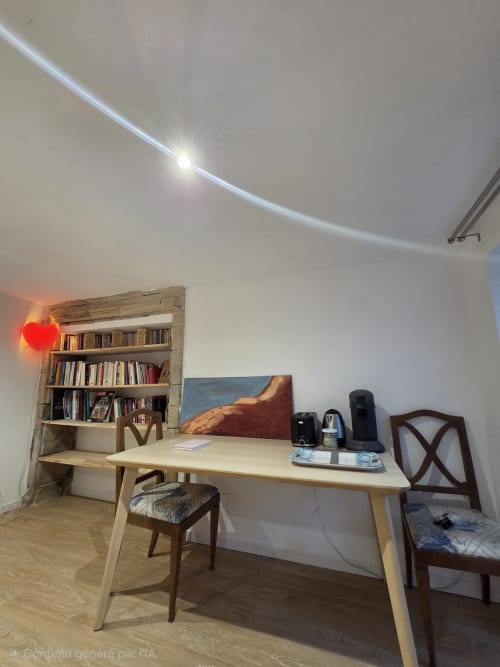 Espace de travail moderne à Villa Kahlo : bureau, chaises en bois, bibliothèques et éclairage d'accent rouge à Colleville-sur-Mer