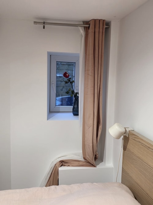 Fenêtre de chambre à Villa Kahlo avec rose rouge à Colleville sur Mer, Normandie