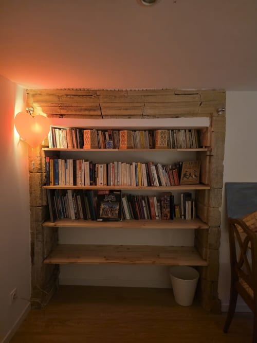 Bibliothèque en bois avec CDs et livres dans la chambre La Petite Rose de la Villa Kahlo, Colleville-sur-Mer