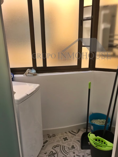 Baño con bañera y lavadora en el apartamento Grupo Inmo House en Fuengirola