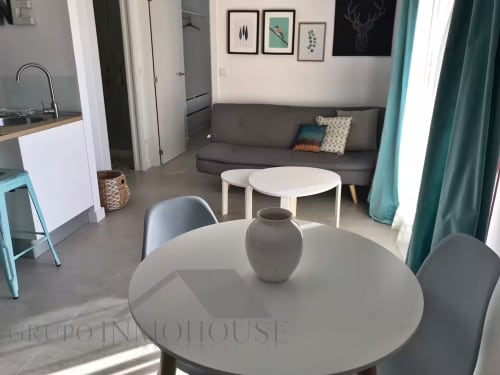 Apartamento moderno en Fuengirola con sala de estar abierta, comedor, sofá y cocina con vista al mar