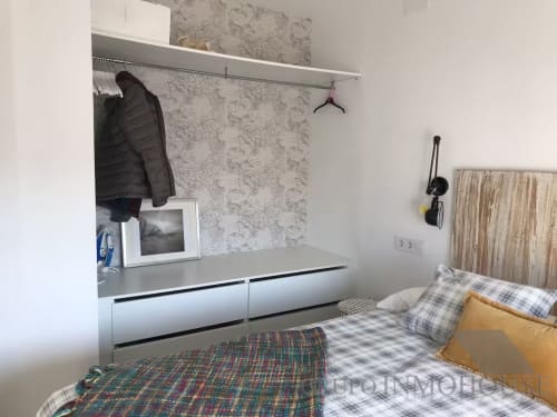 Habitación moderna en apartamento Grupo Inmo House Fuengirola con camas gemelas, escritorio, almacenaje y vistas a la ciudad