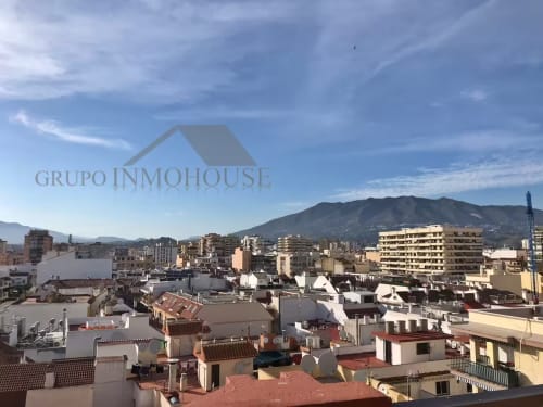 Paisaje urbano de Fuengirola con montañas, visto desde apartamento Grupo Inmo House junto al mar