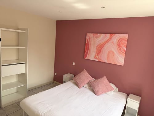 Chambre moderne de l'Hôtel Saint Christophe à Belfort avec mur accentué rose, lit blanc et œuvre d'art abstraite