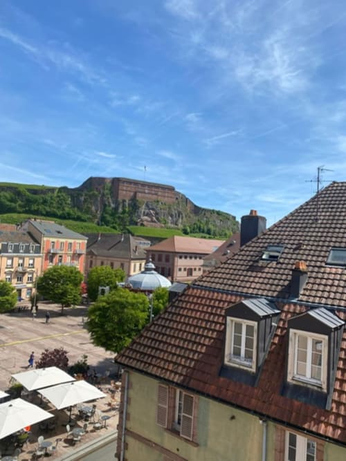 Vue de la Citadelle de Belfort et de la vieille ville depuis le balcon de l'appartement Hôtel Saint Christophe