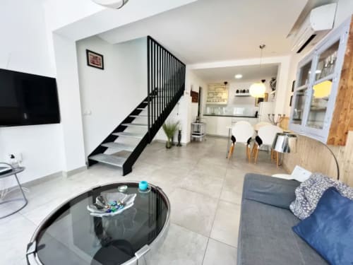 Apartamento moderno en Fuengirola con escalera, salón, comedor y cocina en distribución abierta
