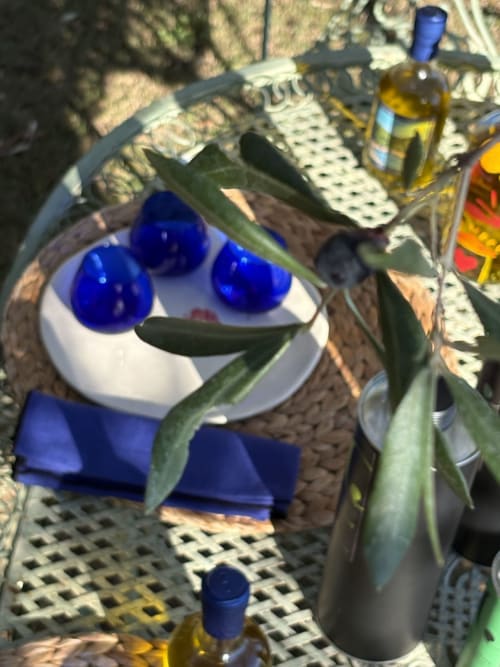 Whimsical place setting at Pipa Polaris B&B with blue eyes, olive garnish, and Mediterranean touches in Spéracèdes