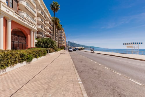 Immeuble Riviera Home Admiral avec palmiers et vue sur la Méditerranée à Roquebrune-Cap-Martin, France