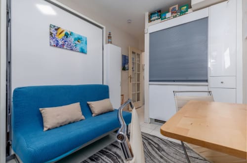 Canapé bleu et table en bois dans l'appartement Admiral à Riviera Home, Roquebrune-Cap Martin