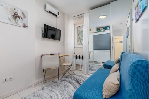 Appartement Admiral moderne à Riviera Home, Roquebrune-Cap Martin, avec lits bleus, TV et vue sur la ville