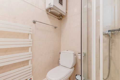 Salle de bain moderne de l'appartement Admiral à Riviera Home, Roquebrune-Cap Martin, avec toilettes, douche et porte-serviettes chauffant