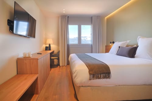 Accessible Standard Double Room at Hotel Fonsispa with mountain views, wood flooring, TV, and modern amenities in Renanué.