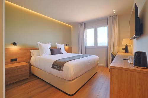 Accessible Standard Double Room at Hotel Fonsispa with mountain views, wooden flooring, and modern amenities in Renanué
