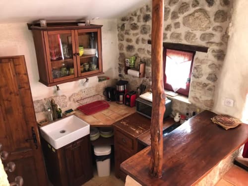 Cuisine du gîte Le Tournesol à la Bastide Saint Michel, Baudinard sur Verdon, aux éléments bois rustiques