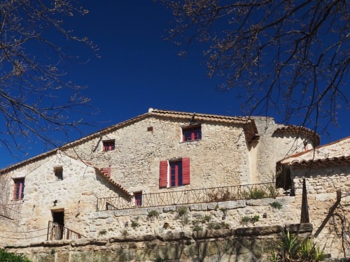 Petite maison en pierre Bastide Saint Michel aux volets rouges à Baudinard sur Verdon, France