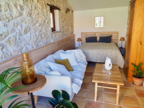Chambre cottage Bastide Saint Michel Le Tournesol avec murs en pierre, mobilier bois et vue piscine à Baudinard sur Verdon