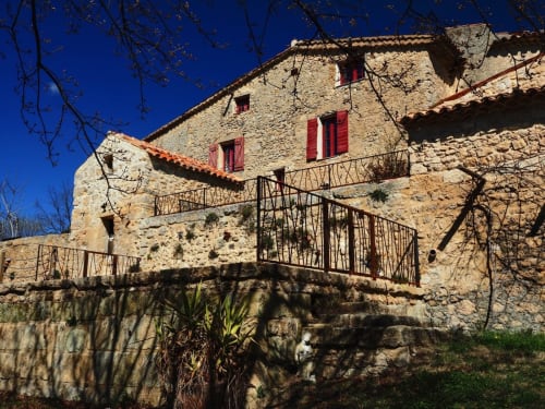 Maison en pierre de la Bastide Saint Michel à Baudinard sur Verdon avec volets rouges et garde-corps en métal