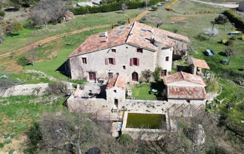 Vue aérienne de la Bastide Saint Michel, un cottage en pierre rustique à Baudinard sur Verdon avec toit en terre cuite et jardin