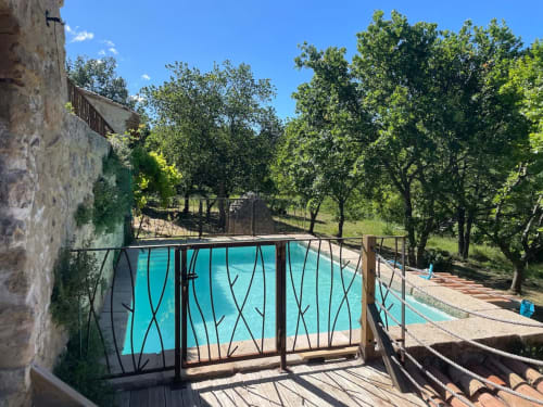 Piscine turquoise entourée de verdure luxuriante au gîte Bastide Saint Michel, Baudinard sur Verdon
