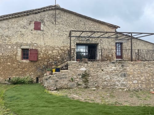 Maison d'hôtes Bastide Saint Michel aux murs de pierre, volets rouges et terrasse de jardin à Baudinard-sur-Verdon