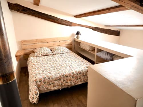 Chambre douillette à la Bastide Saint Michel avec poutres apparentes, literie motifs et alcôve rangements à Baudinard