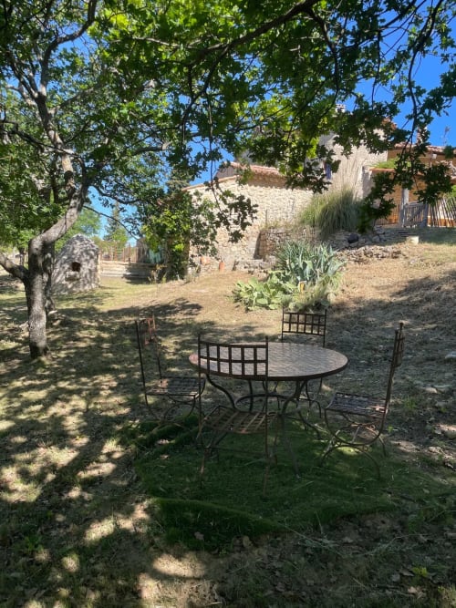 Table et chaises de repas en métal à l'ombre dans la cour de la Bastide Saint Michel, Baudinard sur Verdon