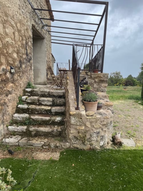 Chaumière en pierre avec pergola moderne à la Bastide Saint Michel, terrasse du jardin de Baudinard sur Verdon