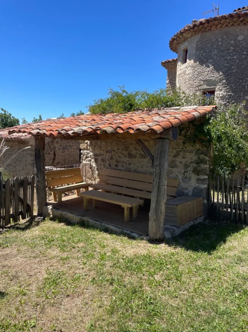 Petit gîte en pierre rustique avec toiture en terre cuite et pergola bois à la Bastide Saint Michel, Baudinard sur Verdon