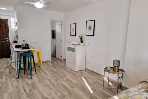 Moderno apartamento estudio en Fuengirola con cocina abierta, comedor y sala de estar con suelo de madera y